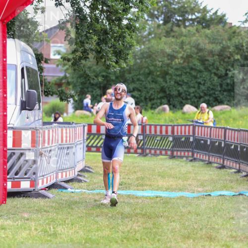21.06.2026 - 29. Vierlanden-Triathlon Andreas Tolksdorf http://msf.ph/oto/9919205 21.06.2026 12:44:37 Ziel 667 meine-sportfotos.de