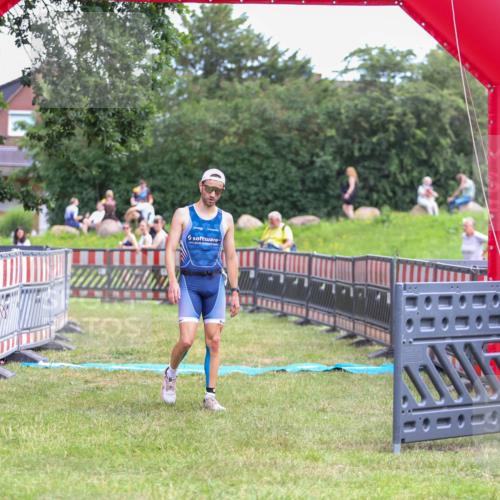 21.06.2026 - 29. Vierlanden-Triathlon Andreas Tolksdorf http://msf.ph/oto/9919207 21.06.2026 12:44:39 Ziel 667 meine-sportfotos.de
