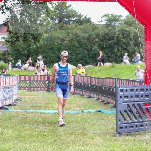 21.06.2026 - 29. Vierlanden-Triathlon Andreas Tolksdorf http://msf.ph/oto/9919211 21.06.2026 12:44:39 Ziel 667 meine-sportfotos.de
