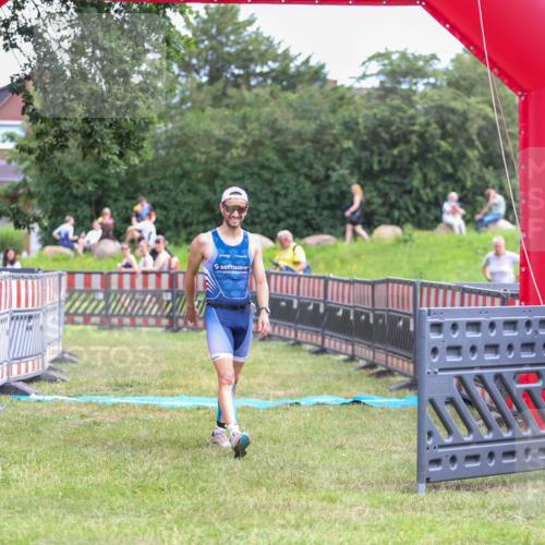 21.06.2026 - 29. Vierlanden-Triathlon Andreas Tolksdorf http://msf.ph/oto/9919213 21.06.2026 12:44:39 Ziel 667 meine-sportfotos.de