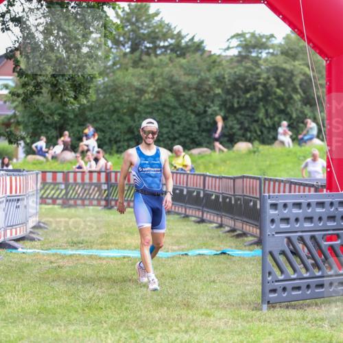21.06.2026 - 29. Vierlanden-Triathlon Andreas Tolksdorf http://msf.ph/oto/9919216 21.06.2026 12:44:39 Ziel 667 meine-sportfotos.de