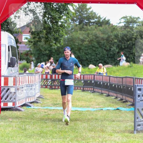 21.06.2026 - 29. Vierlanden-Triathlon Andreas Tolksdorf http://msf.ph/oto/9919225 21.06.2026 12:45:48 Ziel 686 meine-sportfotos.de