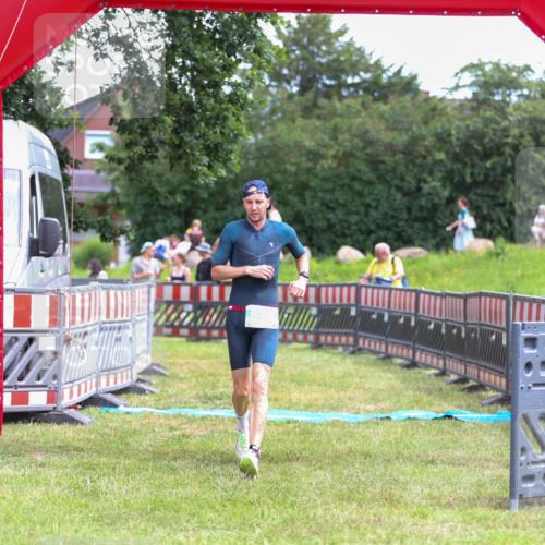 21.06.2026 - 29. Vierlanden-Triathlon Andreas Tolksdorf http://msf.ph/oto/9919226 21.06.2026 12:45:48 Ziel 686 meine-sportfotos.de