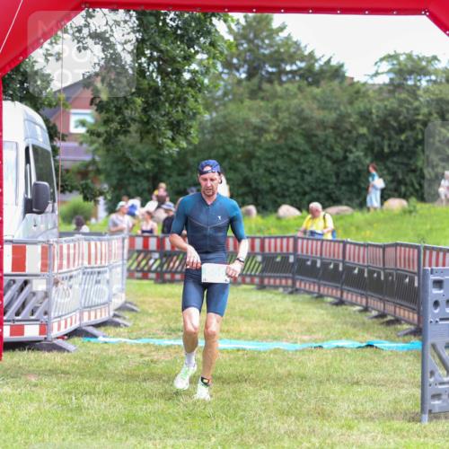 21.06.2026 - 29. Vierlanden-Triathlon Andreas Tolksdorf http://msf.ph/oto/9919230 21.06.2026 12:45:48 Ziel 686 meine-sportfotos.de