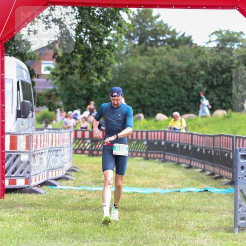21.06.2026 - 29. Vierlanden-Triathlon Andreas Tolksdorf http://msf.ph/oto/9919234 21.06.2026 12:45:48 Ziel 686 meine-sportfotos.de
