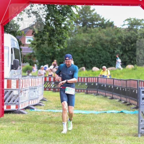 21.06.2026 - 29. Vierlanden-Triathlon Andreas Tolksdorf http://msf.ph/oto/9919237 21.06.2026 12:45:48 Ziel 686 meine-sportfotos.de