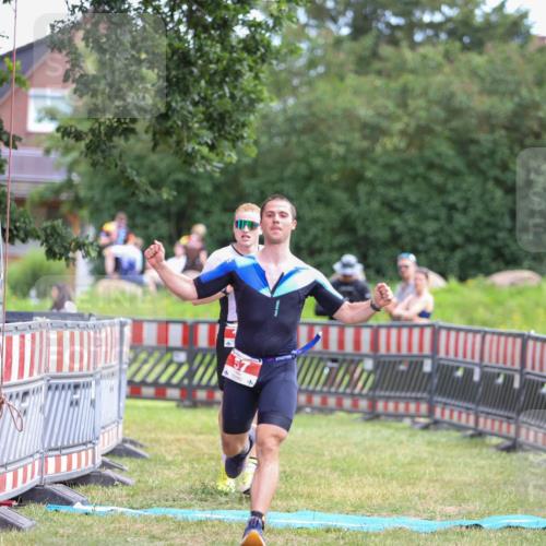 21.06.2026 - 29. Vierlanden-Triathlon Andreas Tolksdorf http://msf.ph/oto/9919260 21.06.2026 12:46:26 Ziel 12, 57 meine-sportfotos.de