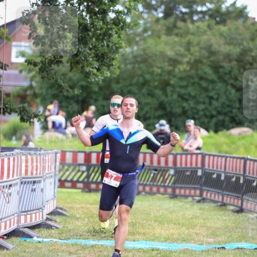 21.06.2026 - 29. Vierlanden-Triathlon Andreas Tolksdorf http://msf.ph/oto/9919261 21.06.2026 12:46:26 Ziel 12, 57 meine-sportfotos.de