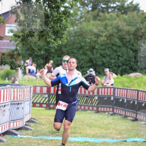 21.06.2026 - 29. Vierlanden-Triathlon Andreas Tolksdorf http://msf.ph/oto/9919262 21.06.2026 12:46:26 Ziel 12, 57 meine-sportfotos.de