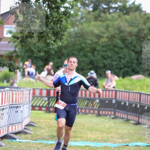 21.06.2026 - 29. Vierlanden-Triathlon Andreas Tolksdorf http://msf.ph/oto/9919263 21.06.2026 12:46:26 Ziel 12, 57 meine-sportfotos.de