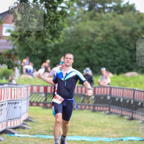 21.06.2026 - 29. Vierlanden-Triathlon Andreas Tolksdorf http://msf.ph/oto/9919264 21.06.2026 12:46:26 Ziel 12, 57 meine-sportfotos.de