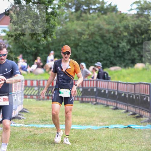 21.06.2026 - 29. Vierlanden-Triathlon Andreas Tolksdorf http://msf.ph/oto/9919301 21.06.2026 12:47:13 Ziel 704 meine-sportfotos.de