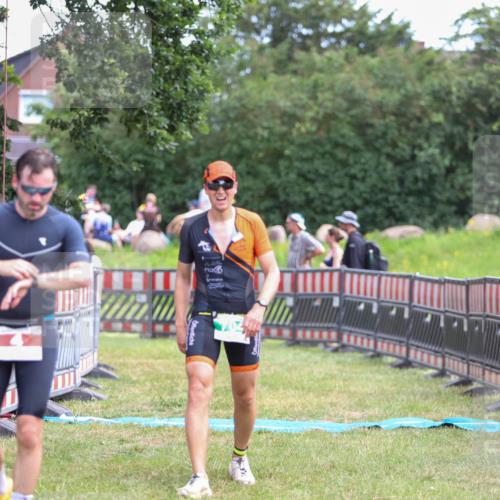 21.06.2026 - 29. Vierlanden-Triathlon Andreas Tolksdorf http://msf.ph/oto/9919305 21.06.2026 12:47:13 Ziel 704 meine-sportfotos.de