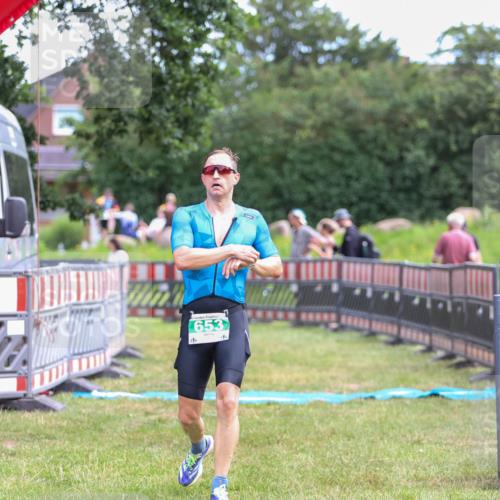 21.06.2026 - 29. Vierlanden-Triathlon Andreas Tolksdorf http://msf.ph/oto/9919314 21.06.2026 12:47:37 Ziel 653 meine-sportfotos.de