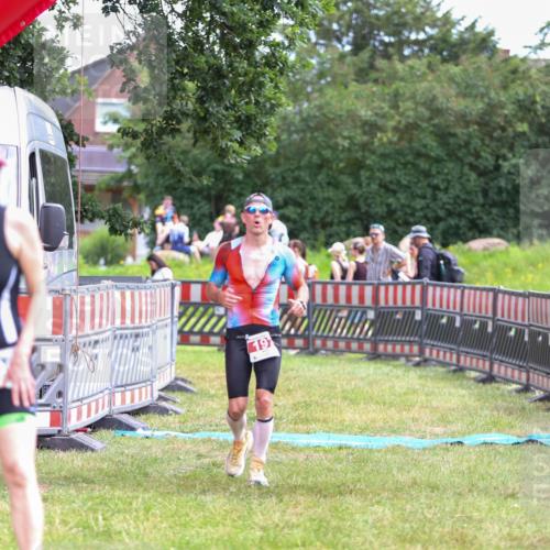 21.06.2026 - 29. Vierlanden-Triathlon Andreas Tolksdorf http://msf.ph/oto/9919332 21.06.2026 12:48:04 Ziel 197 meine-sportfotos.de