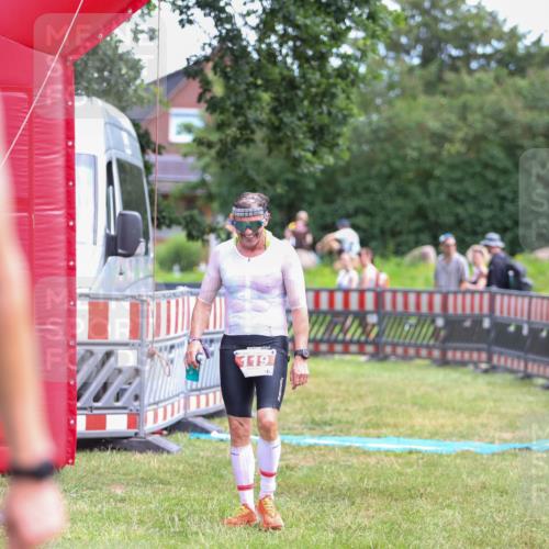 21.06.2026 - 29. Vierlanden-Triathlon Andreas Tolksdorf http://msf.ph/oto/9919378 21.06.2026 12:48:35 Ziel 119 meine-sportfotos.de