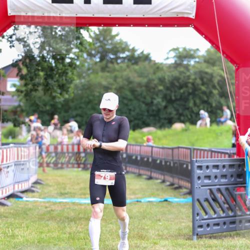 21.06.2026 - 29. Vierlanden-Triathlon Andreas Tolksdorf http://msf.ph/oto/9919434 21.06.2026 12:49:29 Ziel 79, 966 meine-sportfotos.de