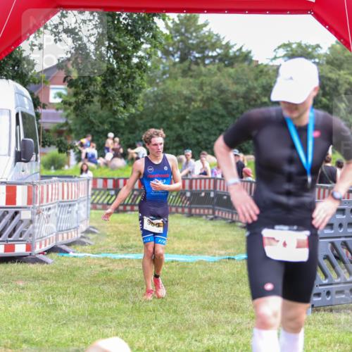 21.06.2026 - 29. Vierlanden-Triathlon Andreas Tolksdorf http://msf.ph/oto/9919437 21.06.2026 12:49:35 Ziel 966 meine-sportfotos.de