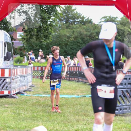 21.06.2026 - 29. Vierlanden-Triathlon Andreas Tolksdorf http://msf.ph/oto/9919438 21.06.2026 12:49:35 Ziel 966 meine-sportfotos.de