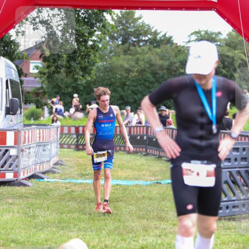 21.06.2026 - 29. Vierlanden-Triathlon Andreas Tolksdorf http://msf.ph/oto/9919439 21.06.2026 12:49:35 Ziel 966 meine-sportfotos.de