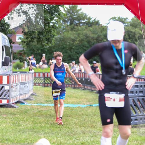 21.06.2026 - 29. Vierlanden-Triathlon Andreas Tolksdorf http://msf.ph/oto/9919440 21.06.2026 12:49:35 Ziel 966 meine-sportfotos.de