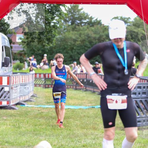 21.06.2026 - 29. Vierlanden-Triathlon Andreas Tolksdorf http://msf.ph/oto/9919441 21.06.2026 12:49:35 Ziel 966 meine-sportfotos.de