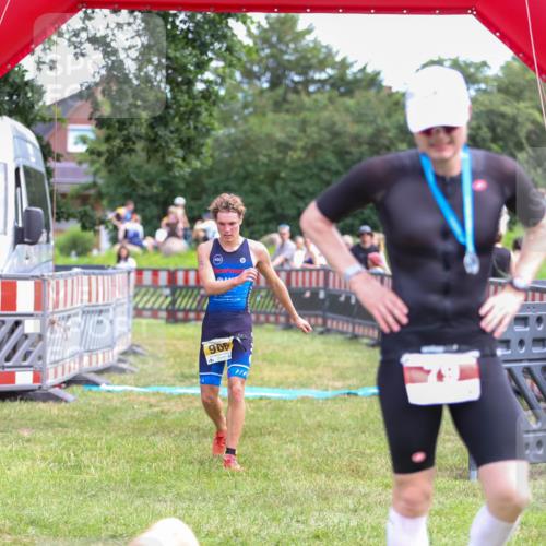 21.06.2026 - 29. Vierlanden-Triathlon Andreas Tolksdorf http://msf.ph/oto/9919442 21.06.2026 12:49:35 Ziel 966 meine-sportfotos.de