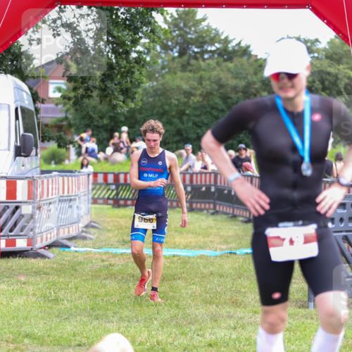 21.06.2026 - 29. Vierlanden-Triathlon Andreas Tolksdorf http://msf.ph/oto/9919443 21.06.2026 12:49:35 Ziel 966 meine-sportfotos.de