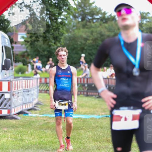 21.06.2026 - 29. Vierlanden-Triathlon Andreas Tolksdorf http://msf.ph/oto/9919446 21.06.2026 12:49:37 Ziel 966 meine-sportfotos.de