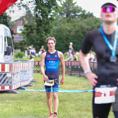 21.06.2026 - 29. Vierlanden-Triathlon Andreas Tolksdorf http://msf.ph/oto/9919451 21.06.2026 12:49:37 Ziel 966 meine-sportfotos.de