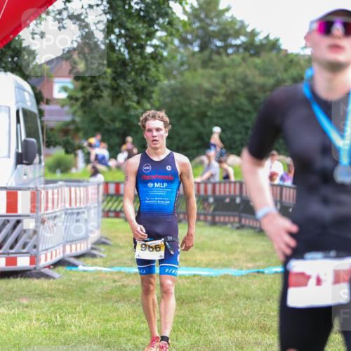 21.06.2026 - 29. Vierlanden-Triathlon Andreas Tolksdorf http://msf.ph/oto/9919452 21.06.2026 12:49:37 Ziel 966 meine-sportfotos.de