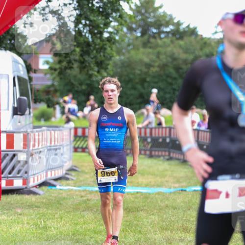 21.06.2026 - 29. Vierlanden-Triathlon Andreas Tolksdorf http://msf.ph/oto/9919453 21.06.2026 12:49:37 Ziel 966 meine-sportfotos.de