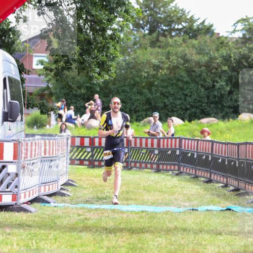 21.06.2026 - 29. Vierlanden-Triathlon Andreas Tolksdorf http://msf.ph/oto/9919454 21.06.2026 12:49:53 Ziel 914 meine-sportfotos.de