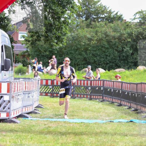 21.06.2026 - 29. Vierlanden-Triathlon Andreas Tolksdorf http://msf.ph/oto/9919455 21.06.2026 12:49:53 Ziel 914 meine-sportfotos.de
