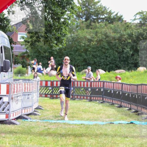 21.06.2026 - 29. Vierlanden-Triathlon Andreas Tolksdorf http://msf.ph/oto/9919456 21.06.2026 12:49:53 Ziel 914 meine-sportfotos.de