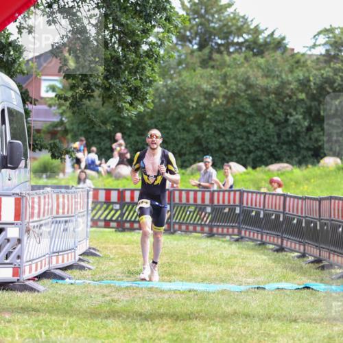 21.06.2026 - 29. Vierlanden-Triathlon Andreas Tolksdorf http://msf.ph/oto/9919457 21.06.2026 12:49:53 Ziel 914 meine-sportfotos.de