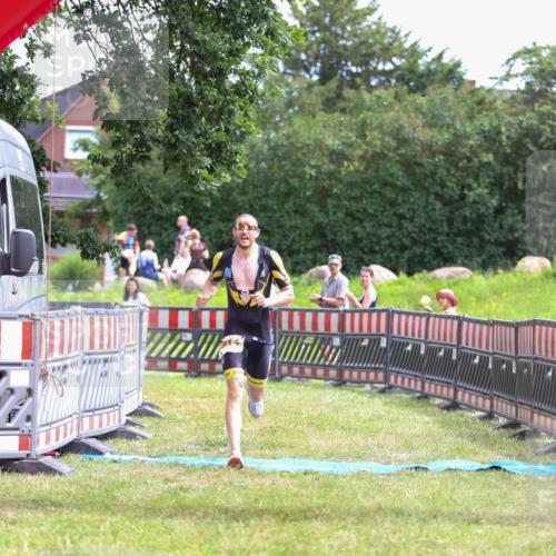 21.06.2026 - 29. Vierlanden-Triathlon Andreas Tolksdorf http://msf.ph/oto/9919458 21.06.2026 12:49:53 Ziel 914 meine-sportfotos.de