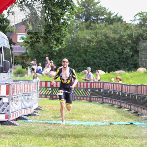 21.06.2026 - 29. Vierlanden-Triathlon Andreas Tolksdorf http://msf.ph/oto/9919459 21.06.2026 12:49:53 Ziel 914 meine-sportfotos.de