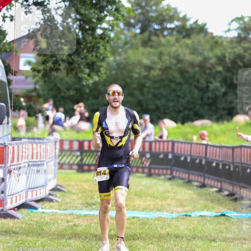 21.06.2026 - 29. Vierlanden-Triathlon Andreas Tolksdorf http://msf.ph/oto/9919460 21.06.2026 12:49:55 Ziel 914 meine-sportfotos.de