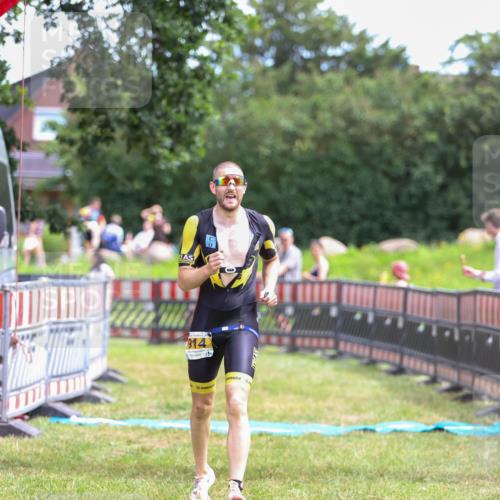 21.06.2026 - 29. Vierlanden-Triathlon Andreas Tolksdorf http://msf.ph/oto/9919461 21.06.2026 12:49:55 Ziel 914 meine-sportfotos.de