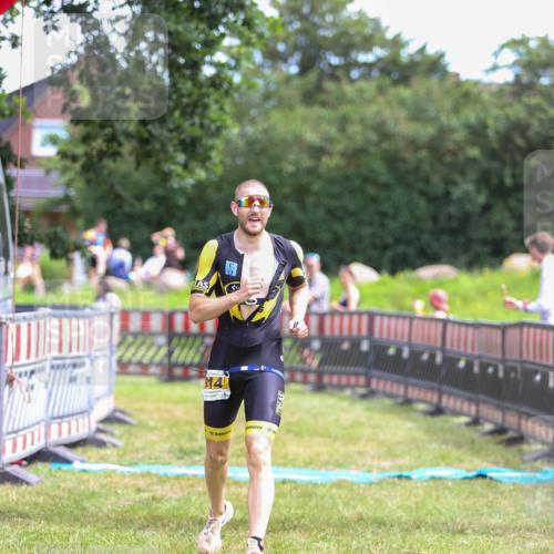 21.06.2026 - 29. Vierlanden-Triathlon Andreas Tolksdorf http://msf.ph/oto/9919462 21.06.2026 12:49:55 Ziel 914 meine-sportfotos.de