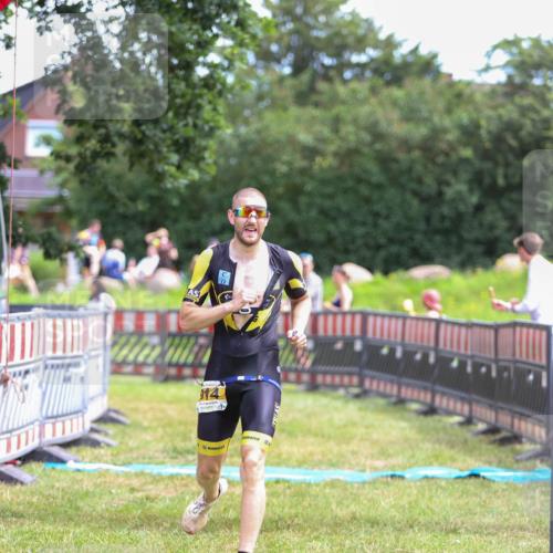 21.06.2026 - 29. Vierlanden-Triathlon Andreas Tolksdorf http://msf.ph/oto/9919463 21.06.2026 12:49:55 Ziel 914 meine-sportfotos.de