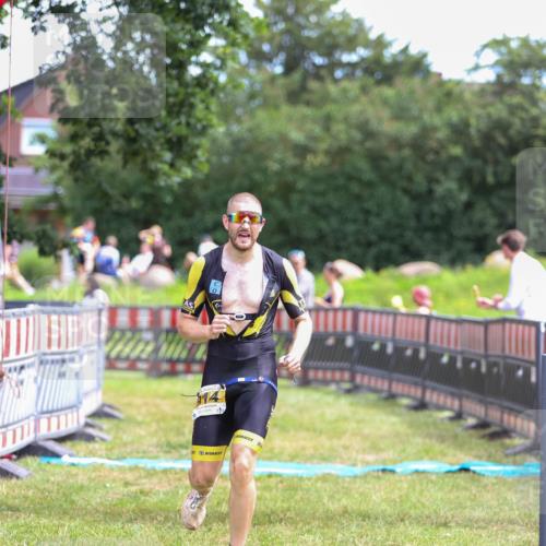 21.06.2026 - 29. Vierlanden-Triathlon Andreas Tolksdorf http://msf.ph/oto/9919464 21.06.2026 12:49:55 Ziel 914 meine-sportfotos.de