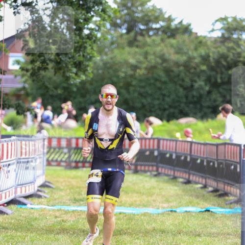 21.06.2026 - 29. Vierlanden-Triathlon Andreas Tolksdorf http://msf.ph/oto/9919465 21.06.2026 12:49:55 Ziel 914 meine-sportfotos.de
