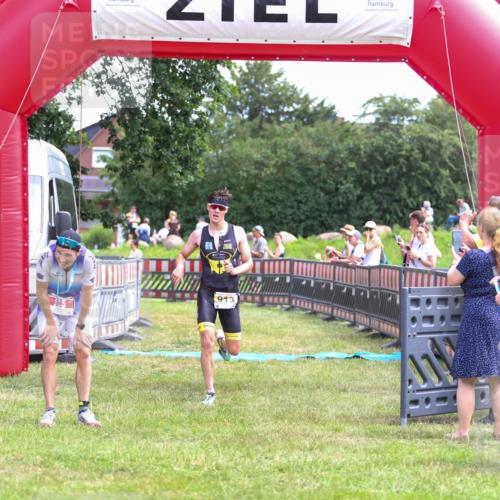 21.06.2026 - 29. Vierlanden-Triathlon Andreas Tolksdorf http://msf.ph/oto/9919471 21.06.2026 12:50:35 Ziel 84, 122, 913, 942, 955 meine-sportfotos.de