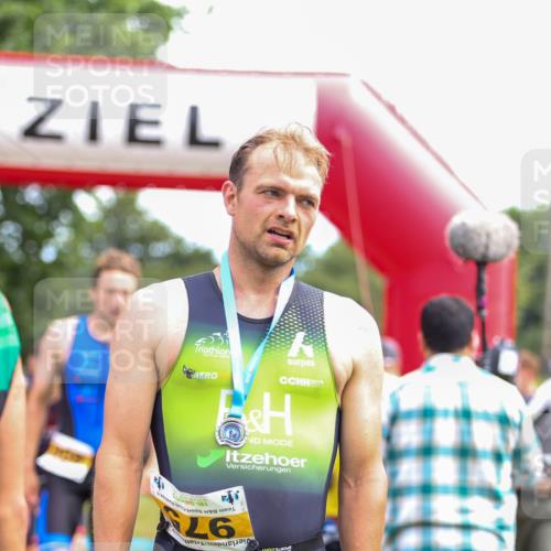 21.06.2026 - 29. Vierlanden-Triathlon Andreas Tolksdorf http://msf.ph/oto/9919519 21.06.2026 12:51:12 Ziel 231, 640, 909, 912, 926, 957, 964 meine-sportfotos.de