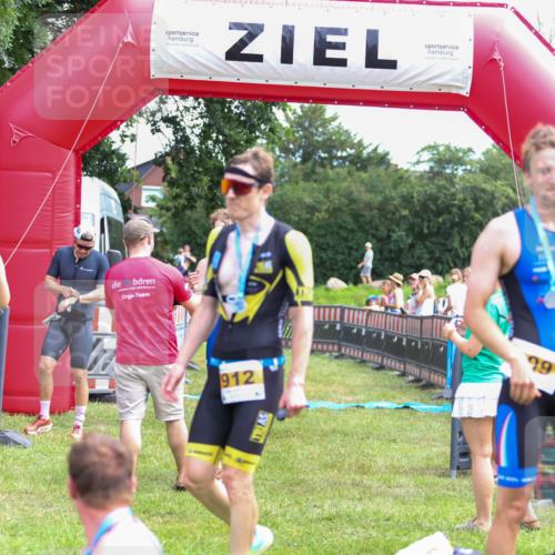 21.06.2026 - 29. Vierlanden-Triathlon Andreas Tolksdorf http://msf.ph/oto/9919530 21.06.2026 12:51:29 Ziel 661, 918 meine-sportfotos.de