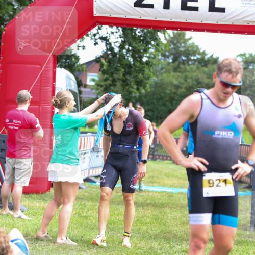 21.06.2026 - 29. Vierlanden-Triathlon Andreas Tolksdorf http://msf.ph/oto/9919553 21.06.2026 12:52:03 Ziel 677, 923, 954, 959, 981 meine-sportfotos.de