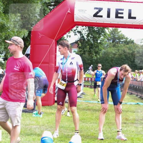 21.06.2026 - 29. Vierlanden-Triathlon Andreas Tolksdorf http://msf.ph/oto/9919583 21.06.2026 12:52:22 Ziel 917, 950 meine-sportfotos.de