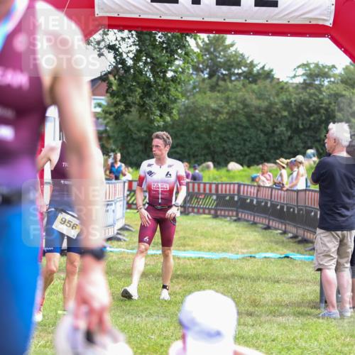 21.06.2026 - 29. Vierlanden-Triathlon Andreas Tolksdorf http://msf.ph/oto/9919594 21.06.2026 12:52:46 Ziel 56, 977 meine-sportfotos.de